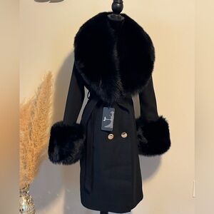 Elegant Black italian cashmere with fox Fur details